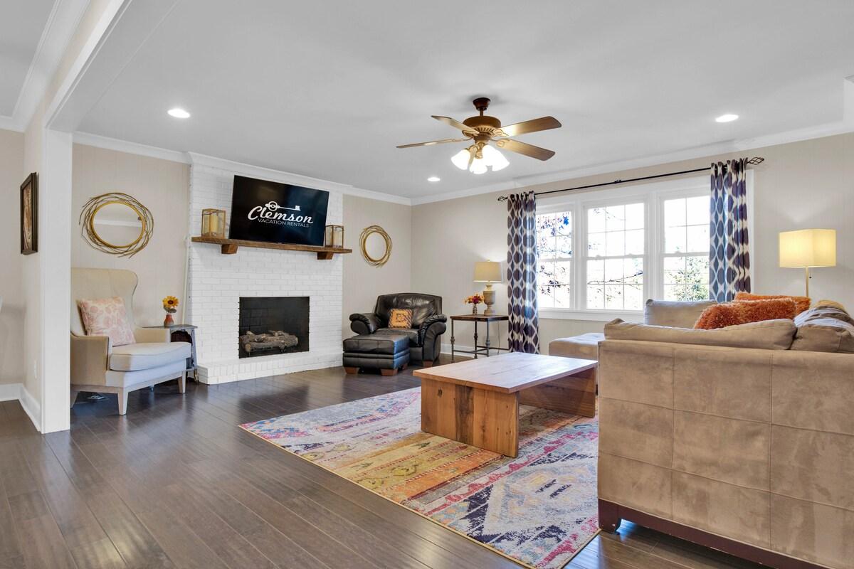 Tiger Walk - 3 Miles from Death Valley!3