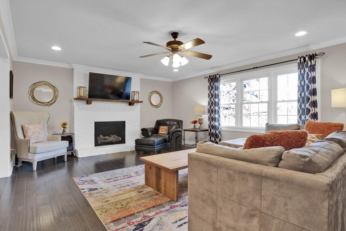 Tiger Walk - 3 Miles from Death Valley!4