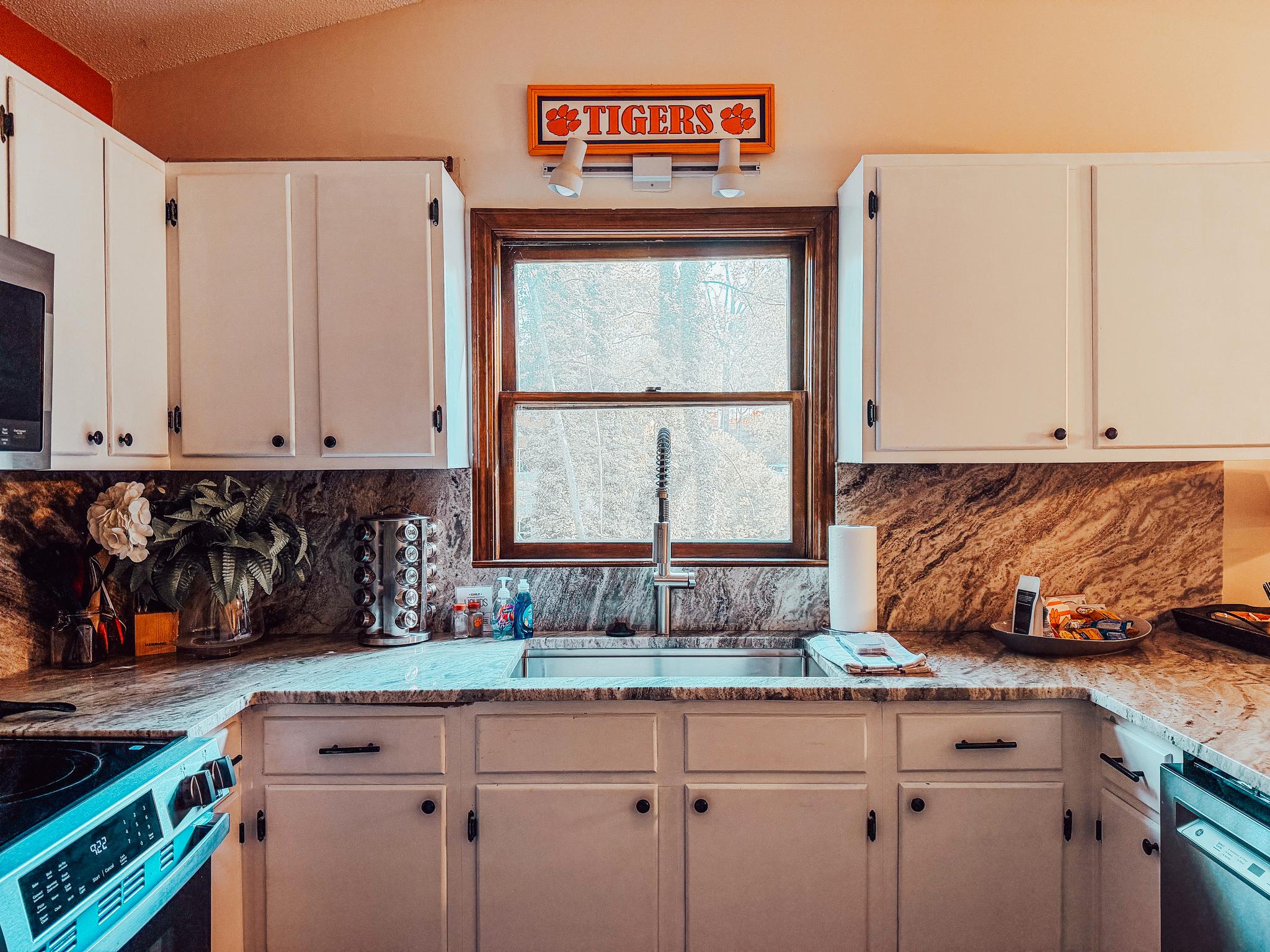 Less than 2 miles to Death Valley!3