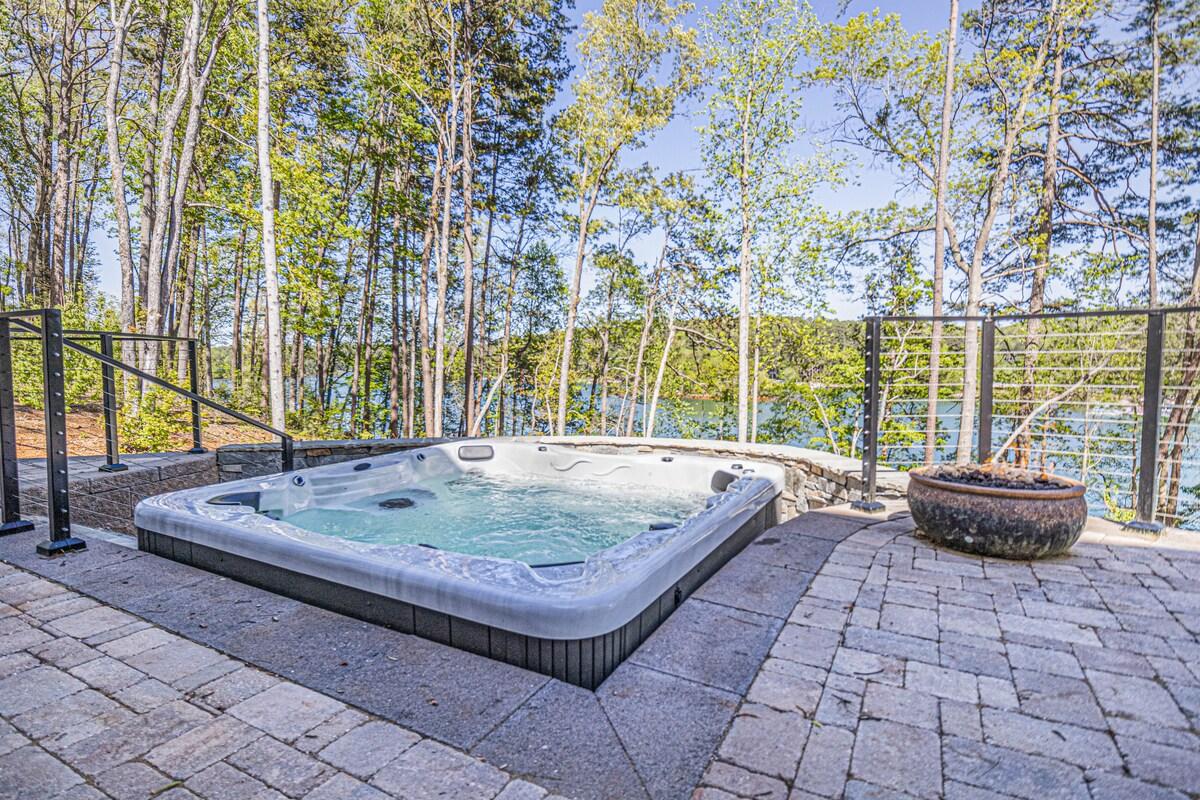 Sunrise Retreat on Lake Keowee with Hot Tub!2