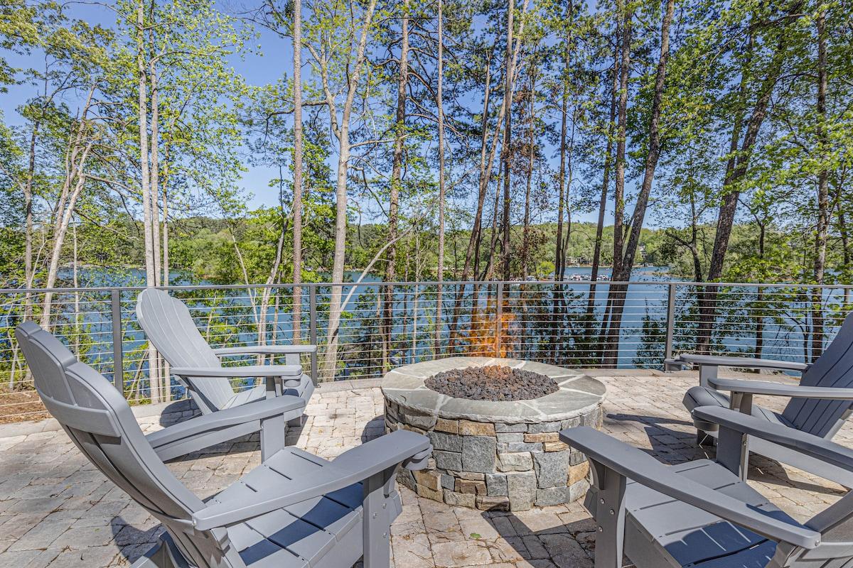 Sunrise Retreat on Lake Keowee with Hot Tub!4